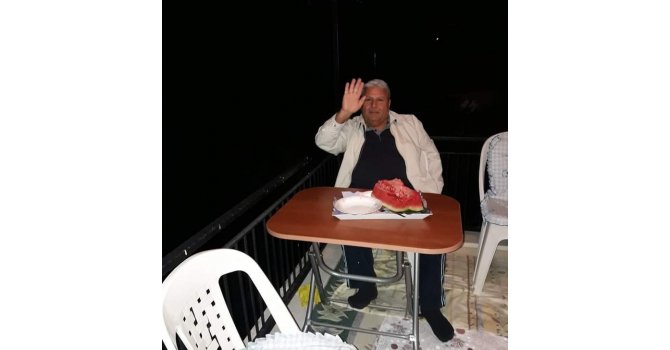 Yaşlı adam sahibi olduğu apartta ölü bulundu