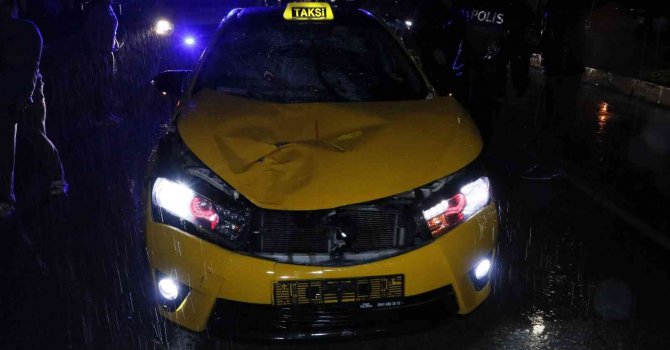Yolun karşısına geçerken taksinin çarptığı kadın öldü