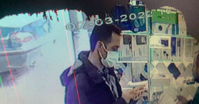 Bakmak için aldığı telefonu çaldı, satarken yakalandı