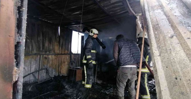 Yangın iki katlı prefabrik binayı küle çevirdi