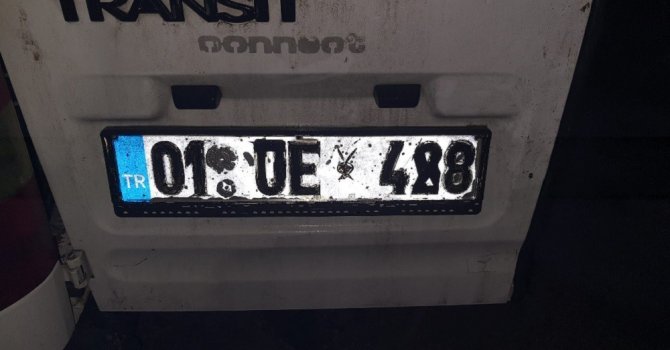 Plakasını siyah bantla değiştirdikleri araçla hırsızlık yapan 2 kişi yakalandı