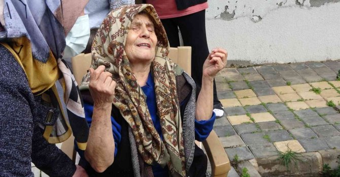 Küle dönen evin içerisinden zor kurtulan yaşlı kadın, yanan paralarına ağladı