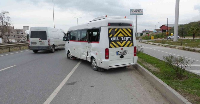 Mikser ile okul servisinin çarpışma anları güvenlik kamerasına yansıdı