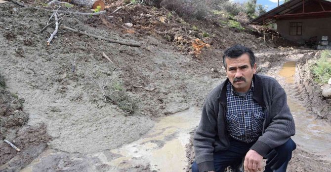 Heyelan oturdukları evi tehdit ediyor