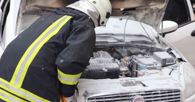 Isparta’da alev alan araç, itfaiye ekiplerinin müdahalesiyle söndürüldü