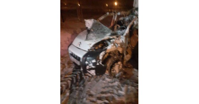 Ticari araç, kar küreme aracıyla çarpıştı: 3 ölü