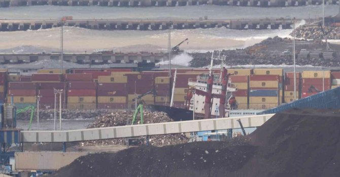 İskenderun Körfezi’nde yük gemisi karaya oturdu