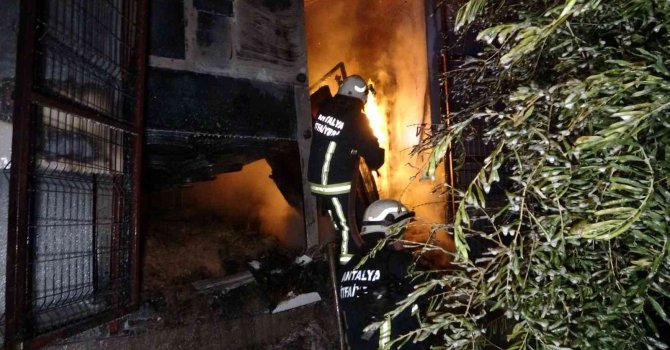 Manavgat’ta mobilya atölyesinde yangın