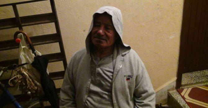 Yatağında dinlediği radyo evini yakıyordu