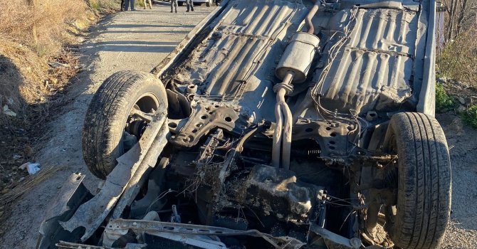 Seyir halindeki otomobil takla attı: 2 yaralı