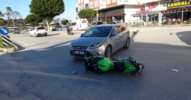 Motosiklet sürücüsü başındaki kask sayesinde hayatta kaldı