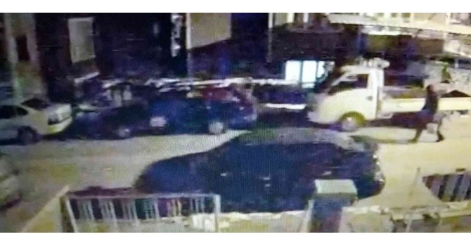 Otomobilden matkap ve kablo çalan hırsız kamerada