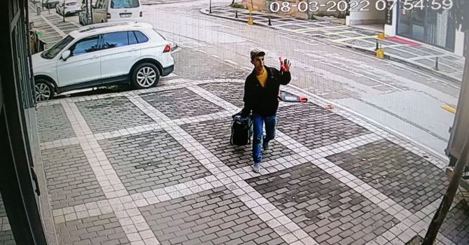 Taksi durağında araç içinde uyuyan şoförü gördü, telefonu çaldı