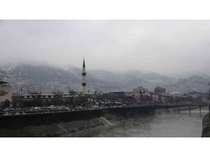 Hatay’da sabah saatlerinden itibaren kar yağışı etkili oldu