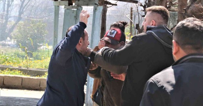 Evini alevler içerisinde görünce kiracısına tokat ve yumruk ile saldırdı