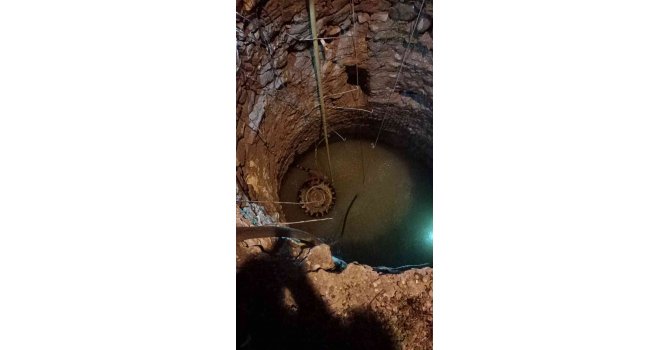12 metre derinliğinde kuyuya traktörü ile düştü, yüzerek çıktı