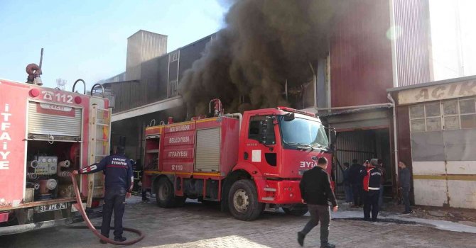 Hatay’da mobilya atölyesinde yangın paniği