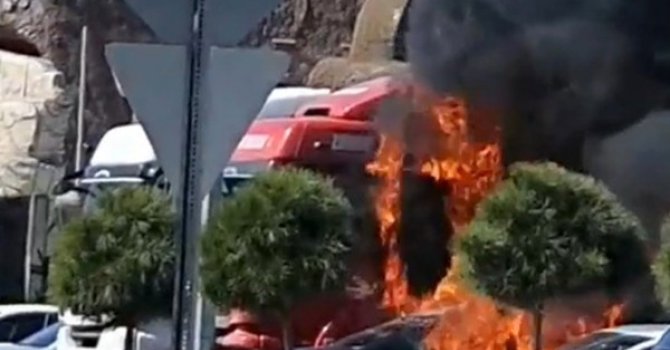 Osmaniye’de park halindeki otomobil alev alev yandı