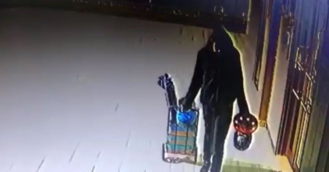 Pazardan alışveriş yapar gibi apartman soydu