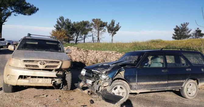 Manavgat’ta iki araba kafa kafaya çarpıştı: 1 yaralı