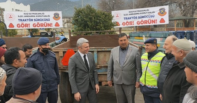 Kaş’ta 80 traktör sürücüsüne reflektör dağıtıldı