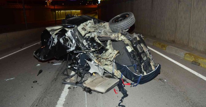 Antalya’da yön levhasına çarpan otomobil hurdaya döndü: 3 ölü