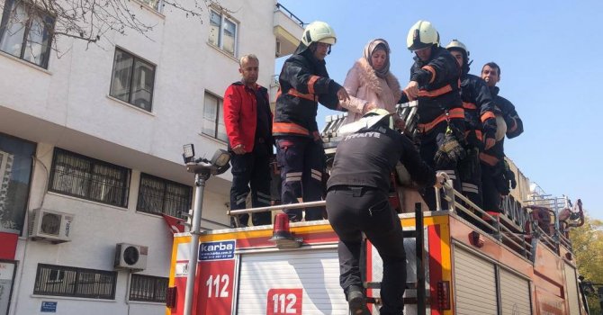 Mersin’de 4 katlı binanın girişi çöktü