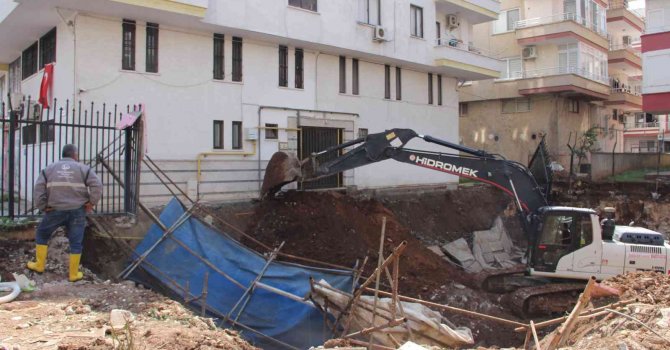 Mersin’de girişi çöken 4 katlı binadan 9 vatandaş kurtarıldı