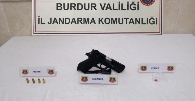 Araçtan uyuşturucu madde ve silah çıktı