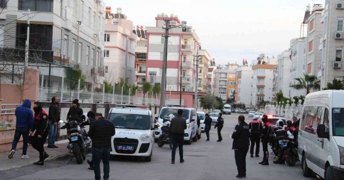 Balkondaki silahlı şahıs polisi alarma geçirdi