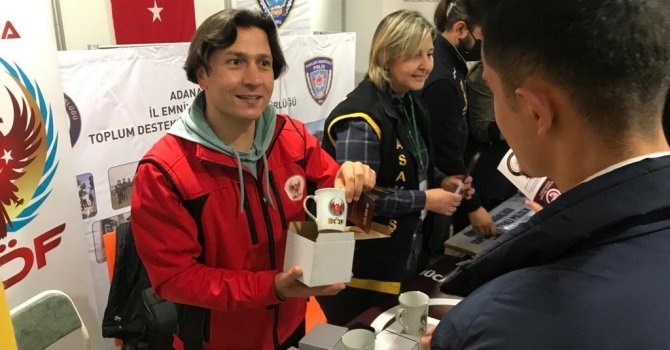 Adana polisi fuarda öğrencileri suça karşı uyardı