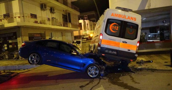Hasta ihbarına giden ambulans otomobille çarpıştı: 5 yaralı
