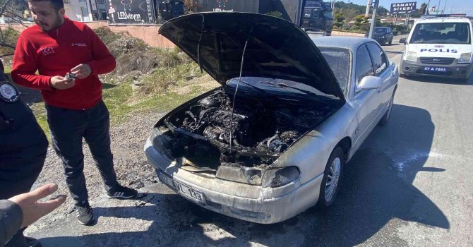 Antalya’da seyir halindeki otomobil yandı