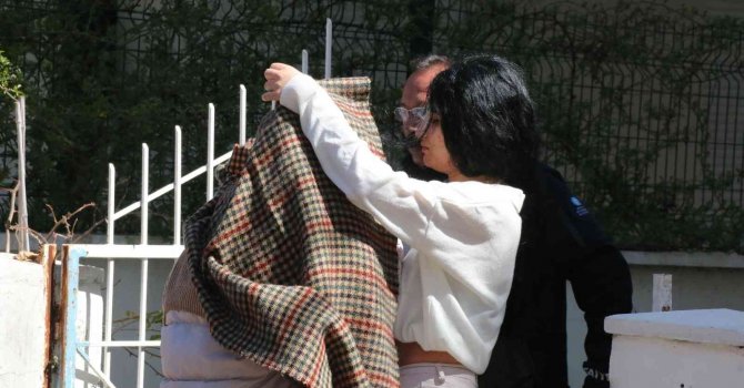 Evi küle dönen kuaför genç kadına arkadaş tesellisi