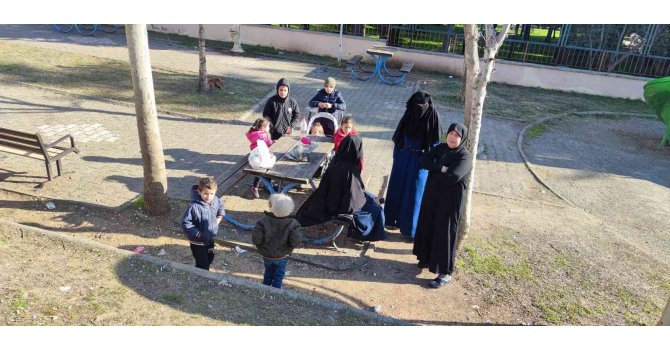 Piknik yapan ailenin çantasını çalıp motosikletle kaçtılar