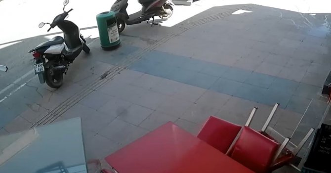 Fırtınada savrulan çiğ köfte tezgahının masaya ve motosiklete çarpma anı kamerada