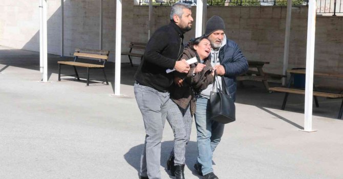 Otel odasında ölü bulunan 17 yaşındaki Nuray’ın cenazesi alındı, teyze gözyaşlarına boğuldu