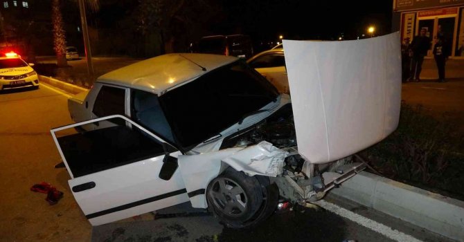 Manavgat’ta alkollü sürücü otomobiliyle refüje çıktı: 2 yaralı