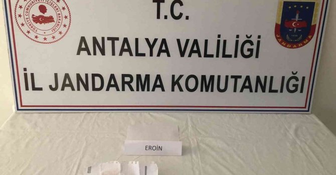 Barın deposundan sandalye çalarken suçüstü yakalandılar