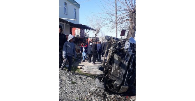 Hafif ticari araç cami merdivenine çarparak devrildi: 2 yaralı