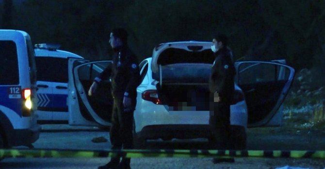 Antalya’da terk edilmiş otomobilin bagajından erkek cesedi çıktı