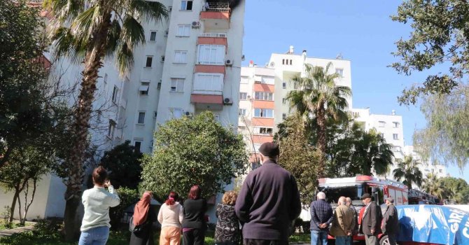 Antalya’da 8 katlı binada yangın paniği