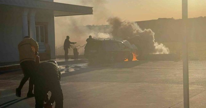 Alev alev yanan araca canları pahasına müdahale ettiler