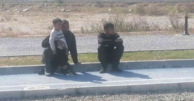 Hurda taşıdığı kamyonet alev alev yandı, 3 yaşındaki oğluyla birlikte canını zor kurtardı