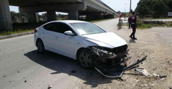 Kaza yaptığı otomobilden kendini dışarı zor attı
