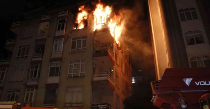 Üçlü priz yangın çıkarttı, ev alevlere teslim oldu