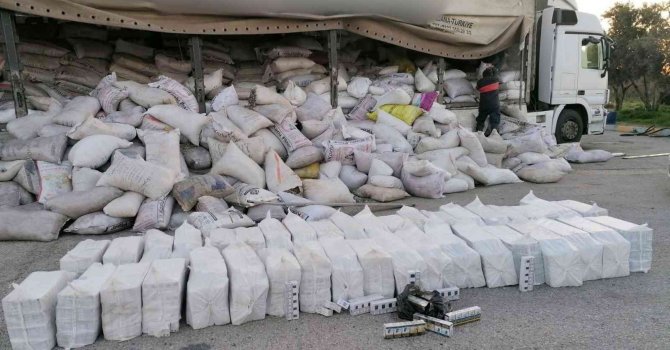 Çöp arasına zulalı 19 bin 610 paket kaçak sigara ele geçirildi