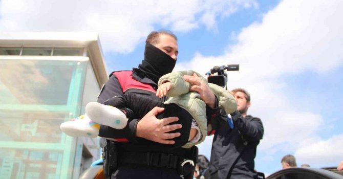 Yabancı uyruklu kadın üst geçitte, polis ve sağlıkçılara ecel terleri döktürdü