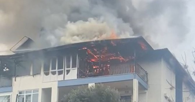 Çatı katında çıkan yangın paniğe neden oldu