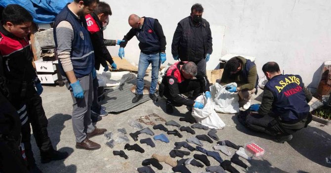 Mersin’de bir evde çoraplara sarılı 40 silah ele geçirildi